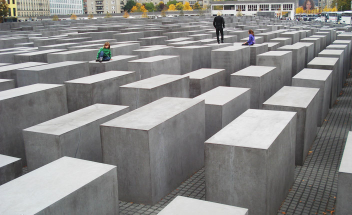 Os blocos, em forma de lápides, lembram um grande cemitério 