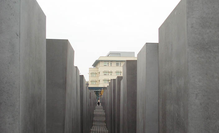 É possível caminhar entre os blocos do monumento 