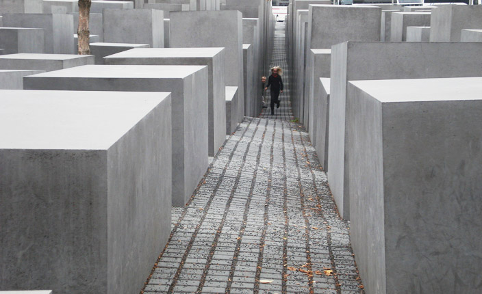 Os blocos têm diferentes alturas e parecem um labirinto 