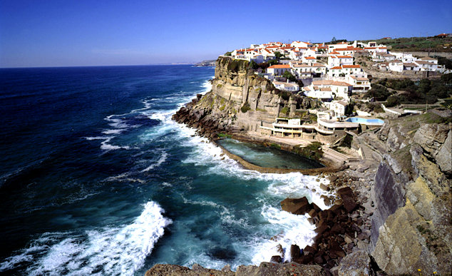 A pitoresca aldeia das Azenhas do Mar, incrustada numa falésia