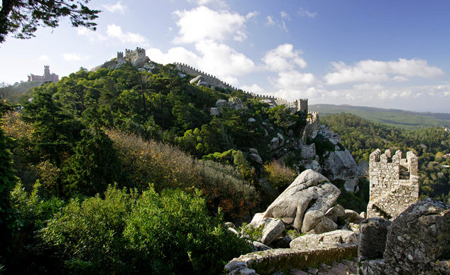 Localizado a 3,5 km do centro histórico de Sintra, Castelo dos Mouros está cercado de muralhas e torres