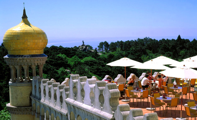 Café na área externa do Palácio da Pena atrai turistas 