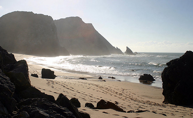 Praia da Adraga é um dos atrativos nas redondezas de Sintra