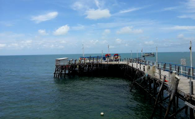 Pier de onde sai o passeio de barco em Pirangi do Norte, litoral Sul