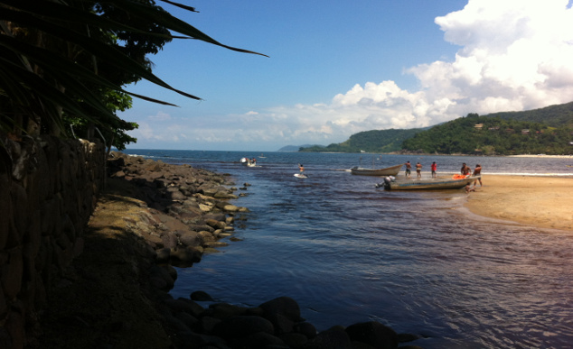 Encontro do rio Sahy com o mar