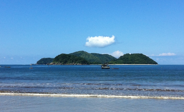 Mar calmo da Barra do Sahy com as Ilhas ao fundo
