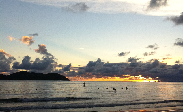 Mergulho no por do sol nas águas calmas do Sahy: momento mágico