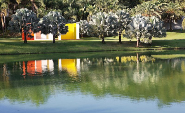 A obra Invenção da cor, Penetrável Magic Square # 5, De Luxe, de Hélio Oiticica, se integra à paisagem | Clarissa Mattos/Bailandesa