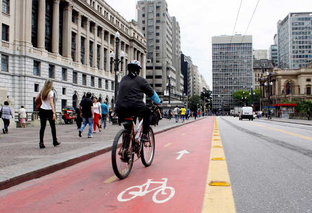 Ciclofaixa no Viaduto do Chá, no centro de São Paulo
