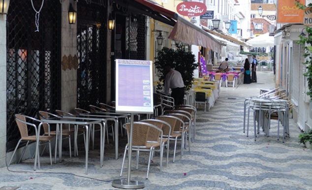 O centrinho da cidade é cheio de lojas e cafés 