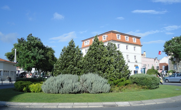 Estacão de trem fica no centrinho de Cascais 